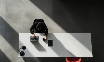 Intelligence artificielle au travail : 3 heures gagnées par semaine, mais qui en profite vraiment ?